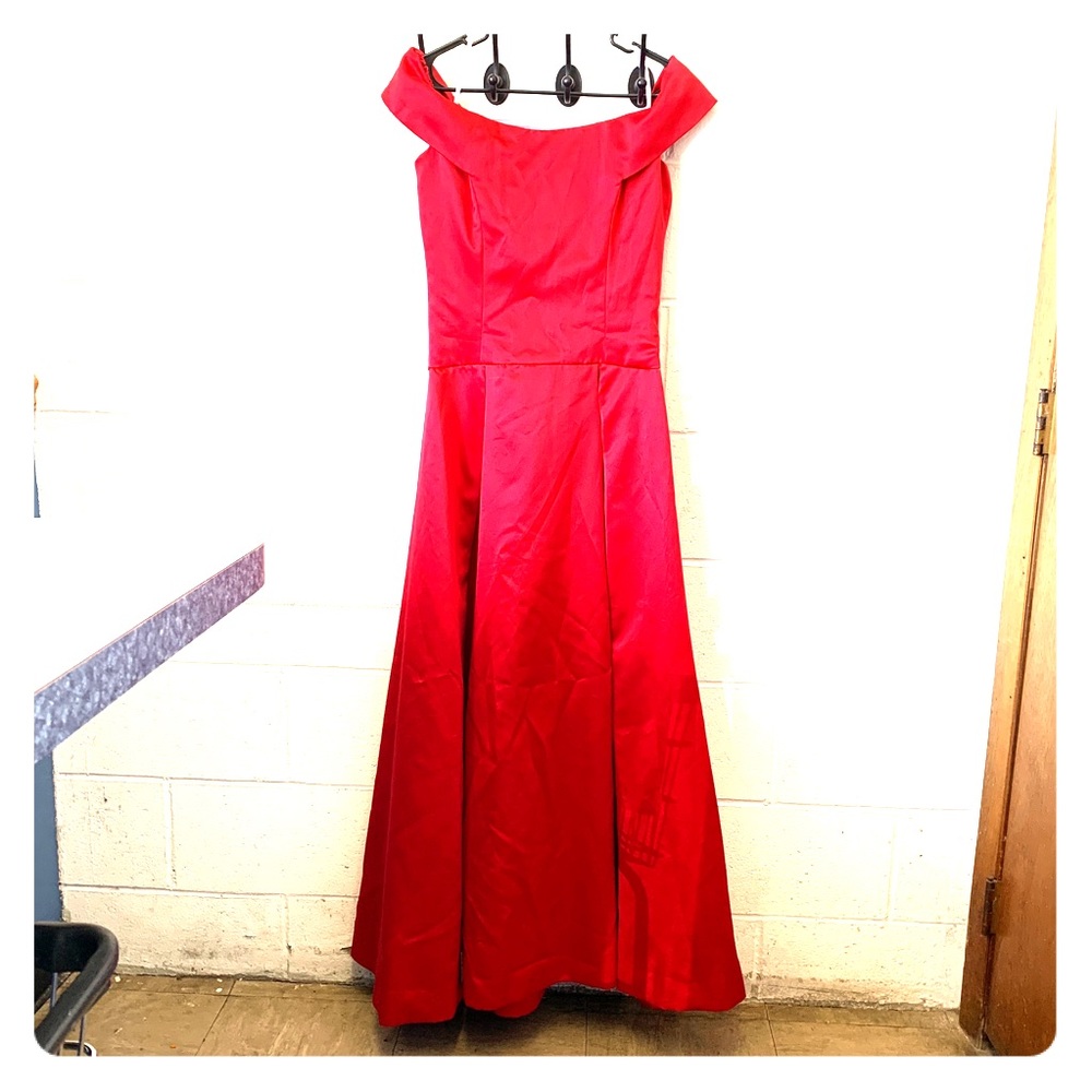 VERA WANG A-LINE RED DRESS SIZE 8
